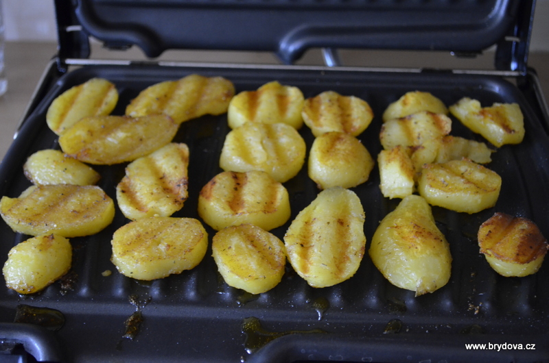 Jak grilovat brambory na kontaktním grilu?